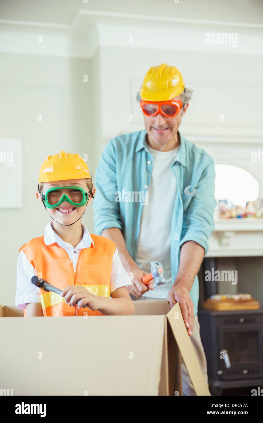 Vater und Sohn spielen mit Konstruktionsspielzeug Stockfoto