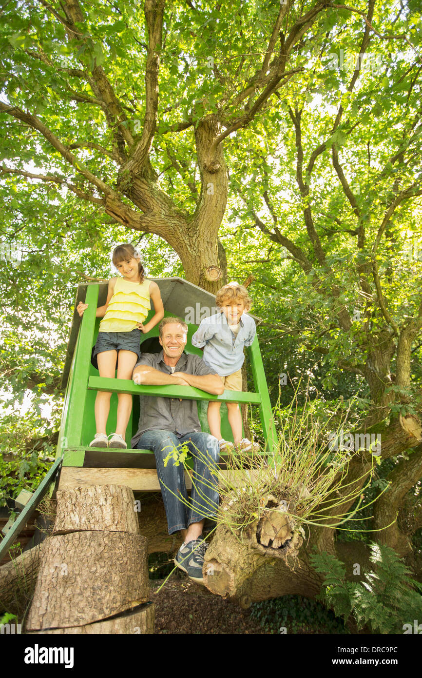 Vater und Kinder spielen im Baumhaus Stockfoto