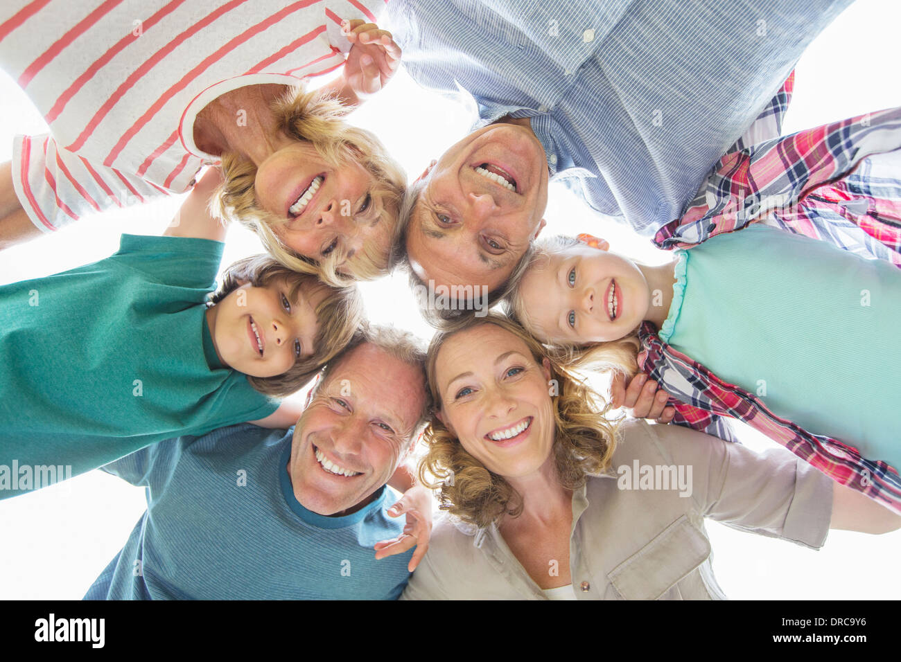 Familie lächelnd zusammen im freien Stockfoto