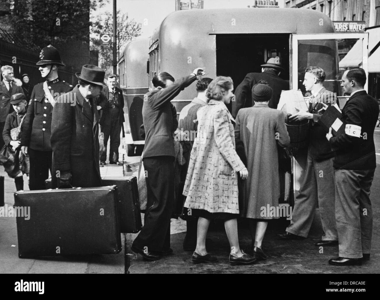 Flüchtlinge, die einsteigen in Bus WWII Stockfoto