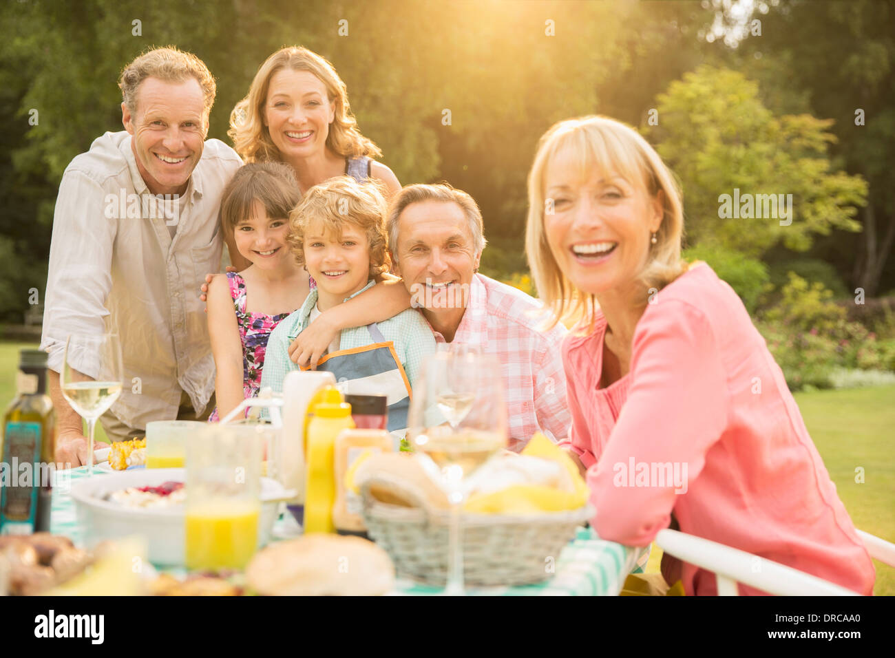 Mehr-Generationen-Familie am Tisch im Hinterhof Stockfoto