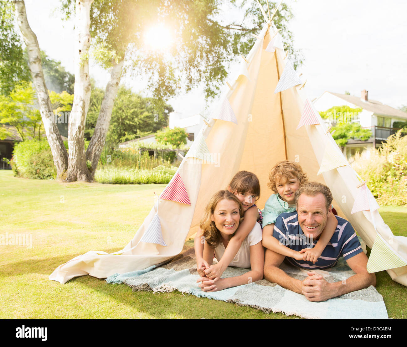 Familie entspannend im Tipi im Hinterhof Stockfoto