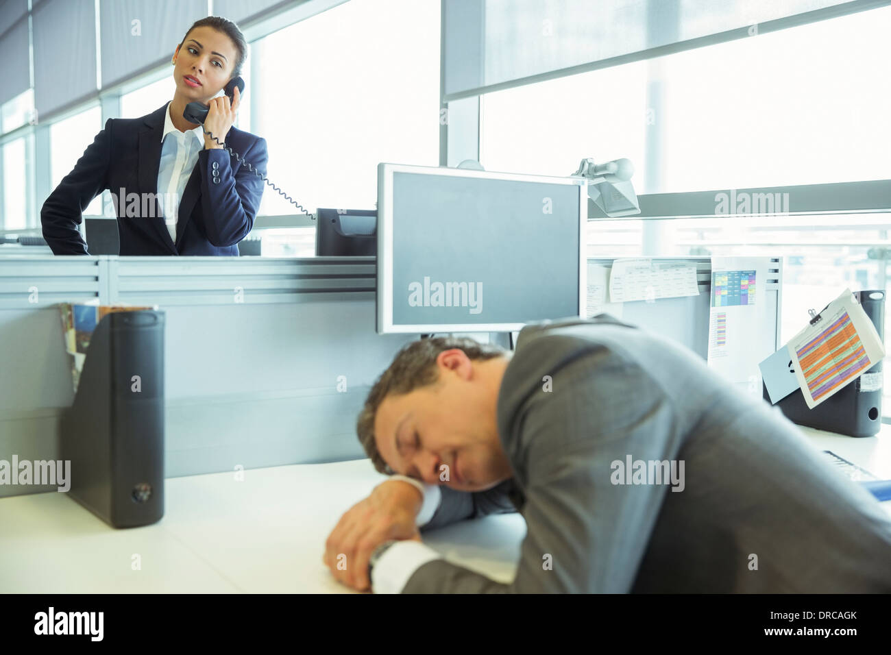 Geschäftsmann am Schreibtisch im Büro schlafen Stockfoto