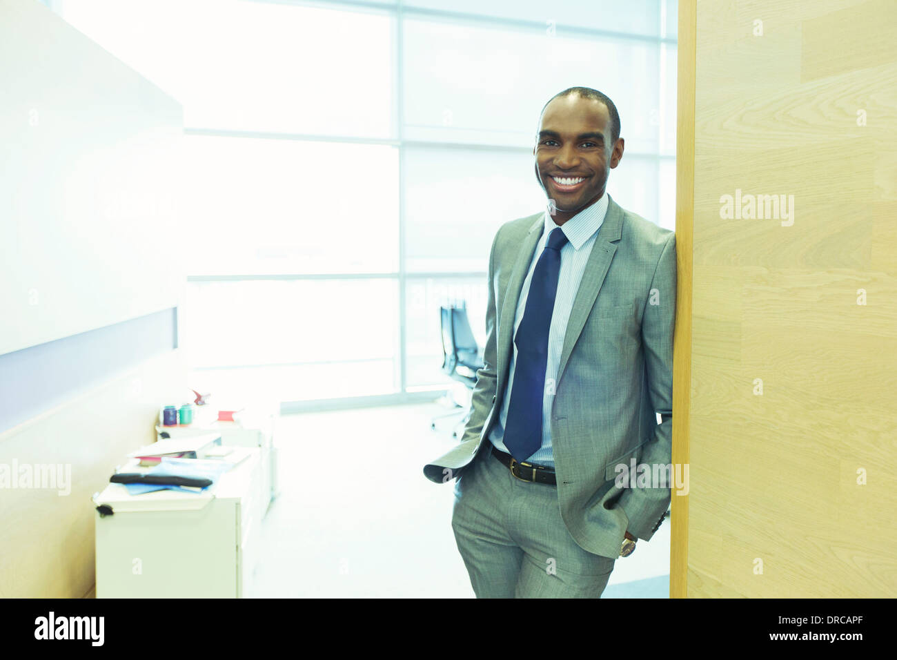 Geschäftsmann lächelnd in Büro Stockfoto