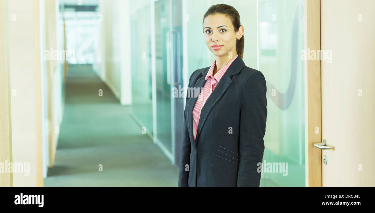 Geschäftsfrau, stehend im Büro Stockfoto