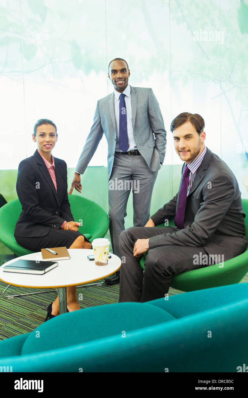Geschäftsleute, die lächelnd im Büro Stockfoto