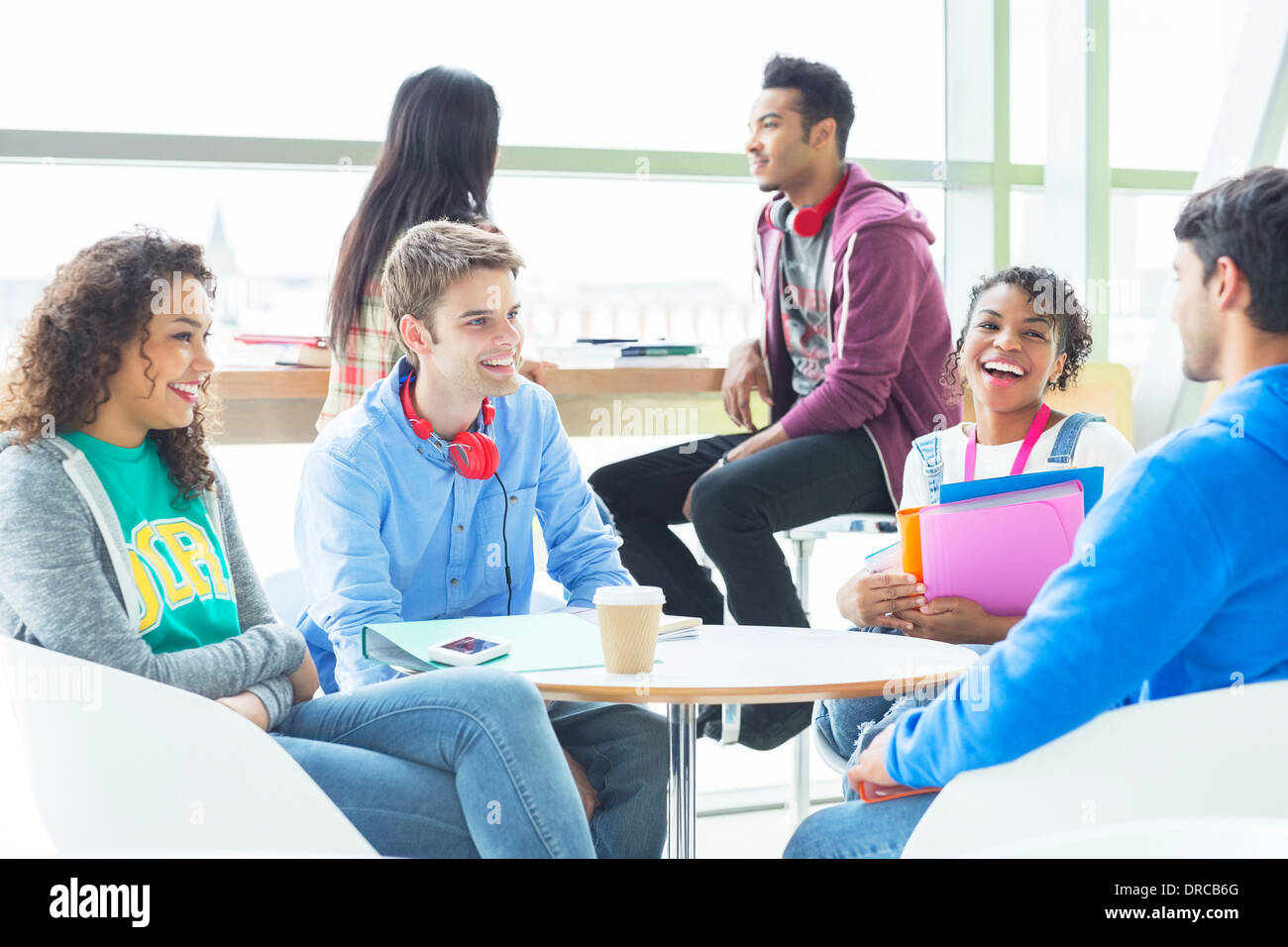 Studenten sprechen in lounge Stockfoto