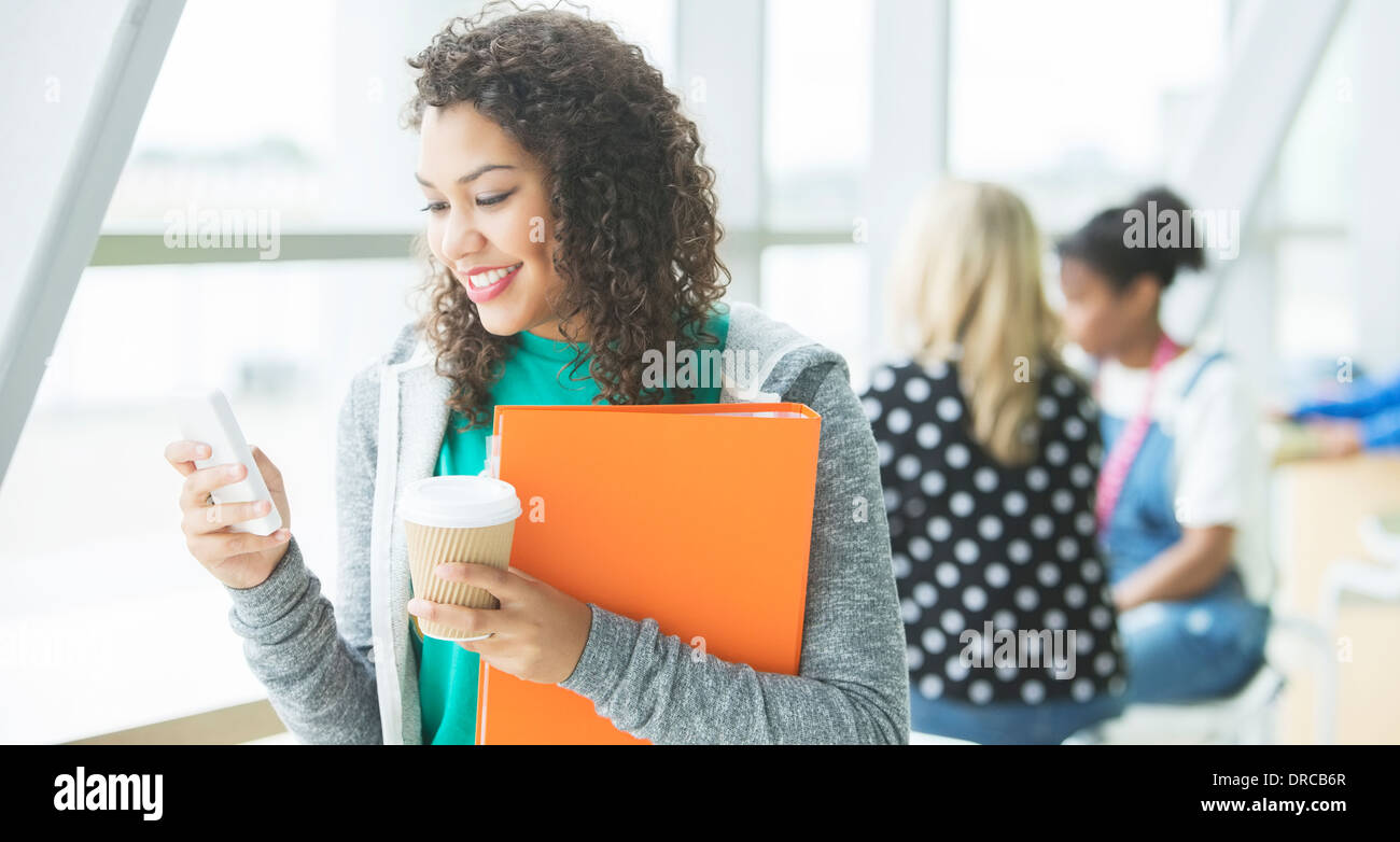 Uni-Student mit Handy Stockfoto