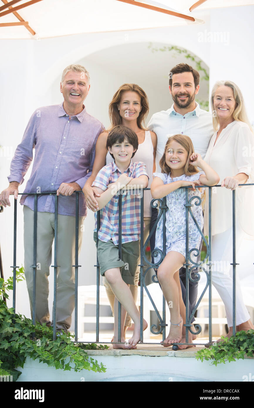 Mehr-Generationen-Familie lächelnd am Balkongeländer Stockfoto