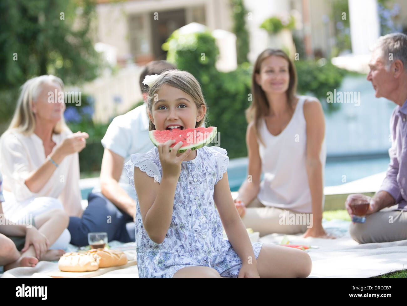 Mädchen essen Wassermelone im Picknick Stockfoto