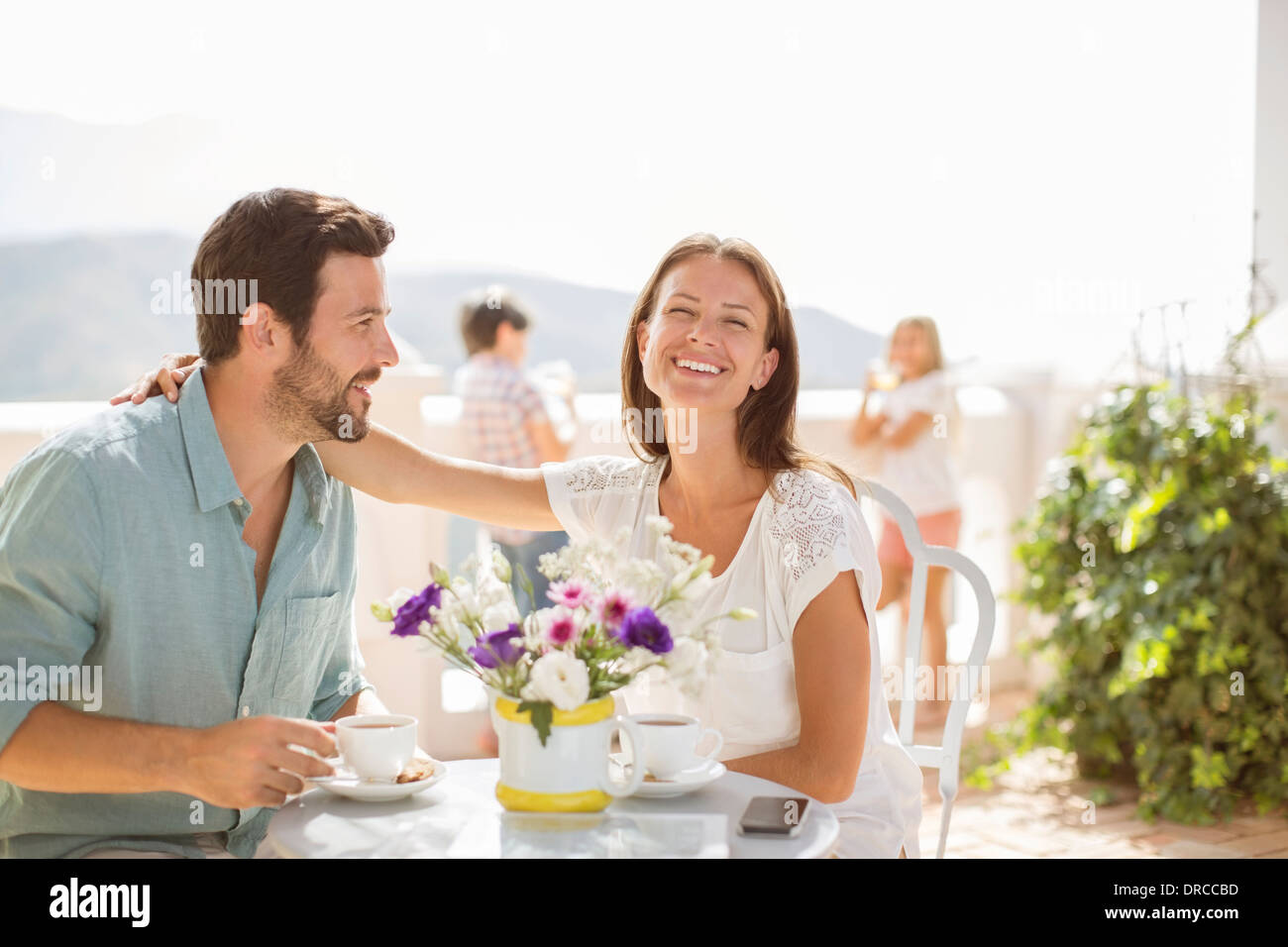 Paar genießt Kaffee auf Balkon Stockfoto
