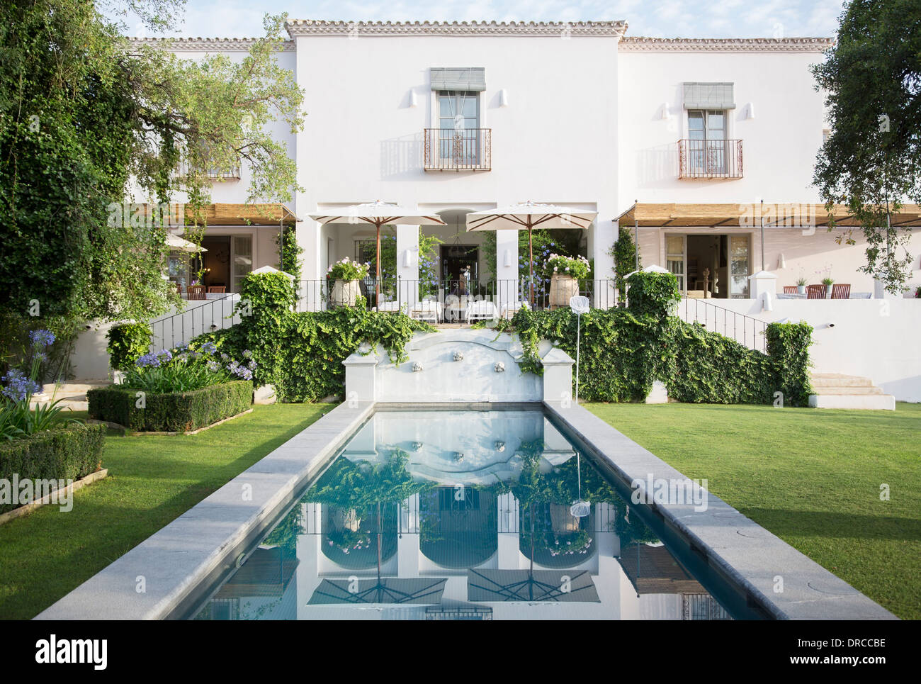 Widerspiegelnder Teich im Garten des Luxus-Haus Stockfoto