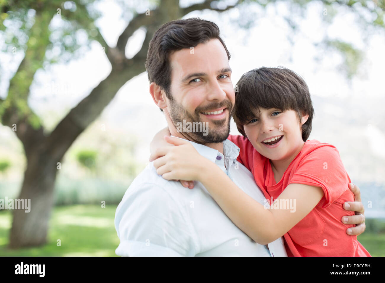 Vater und Sohn lächelnd im freien Stockfoto