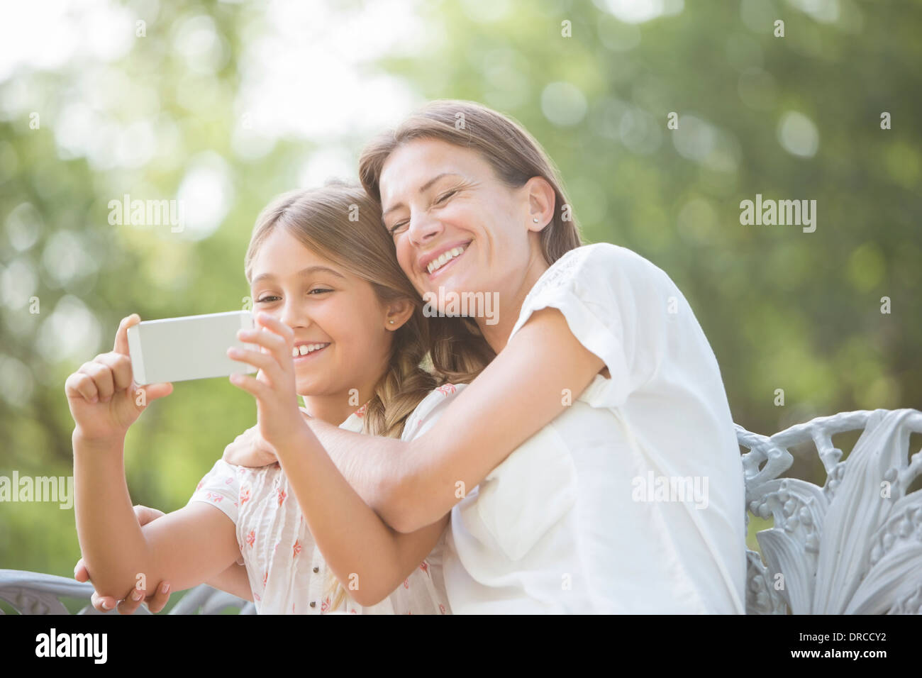Mutter und Tochter mit Handy im freien Stockfoto