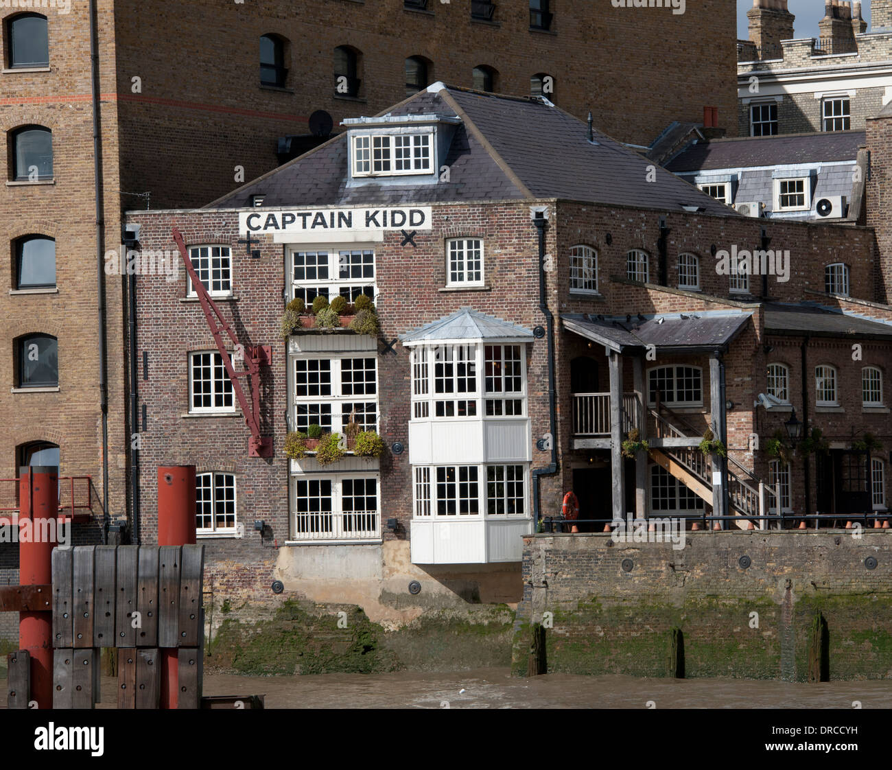 Das Captain Kidd Public House, Wapping High Street, London, betrachtet aus Fluss Themse, England. Stockfoto