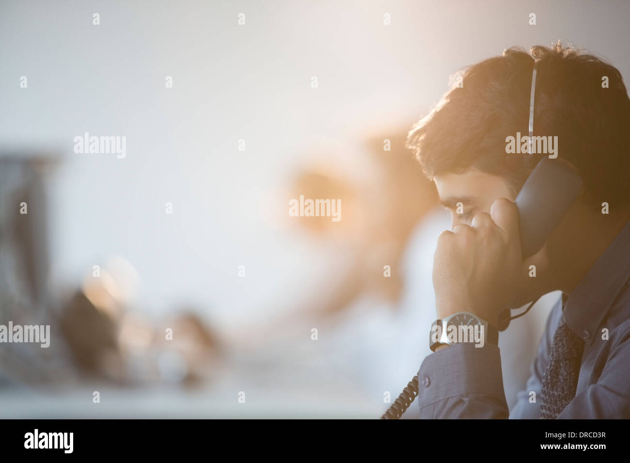 Geschäftsmann am Telefon im Büro sprechen Stockfoto