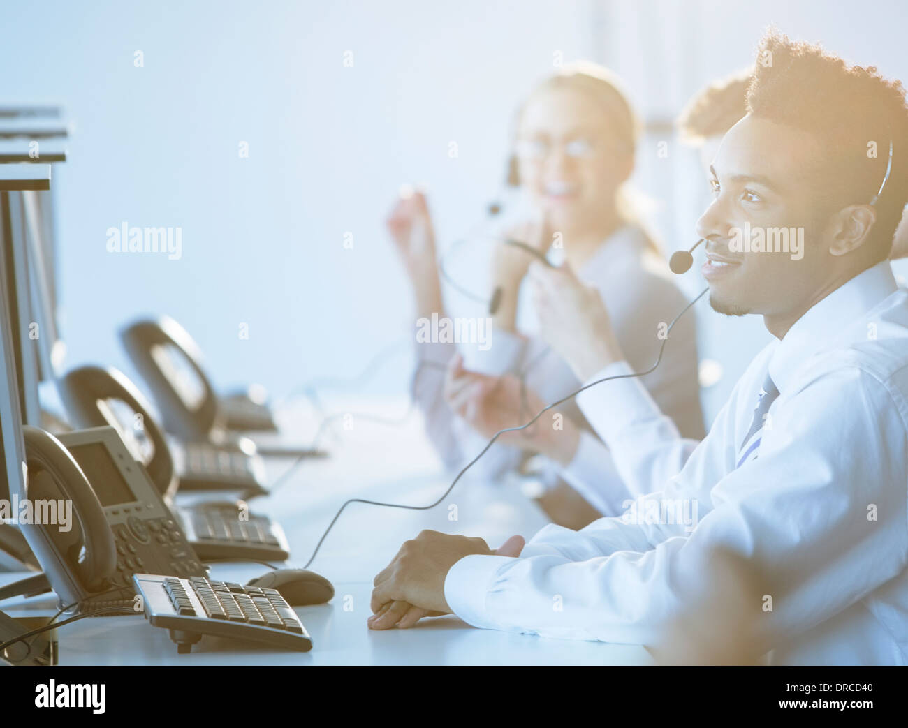 Geschäftsmann am Kopfhörer im Büro sprechen Stockfoto