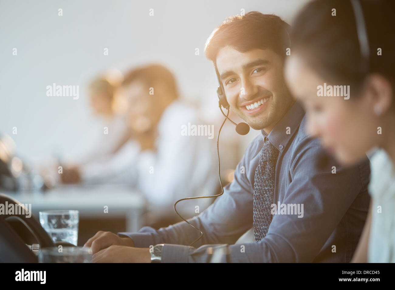 Unternehmer tragen Kopfhörer im Büro Stockfoto