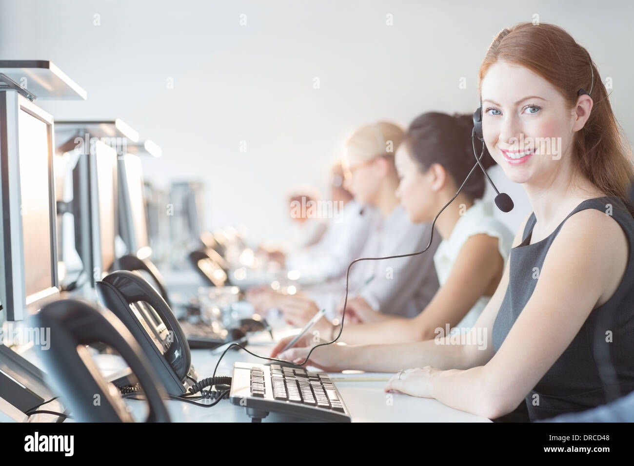 Geschäftsfrau tragen Kopfhörer im Büro Stockfoto