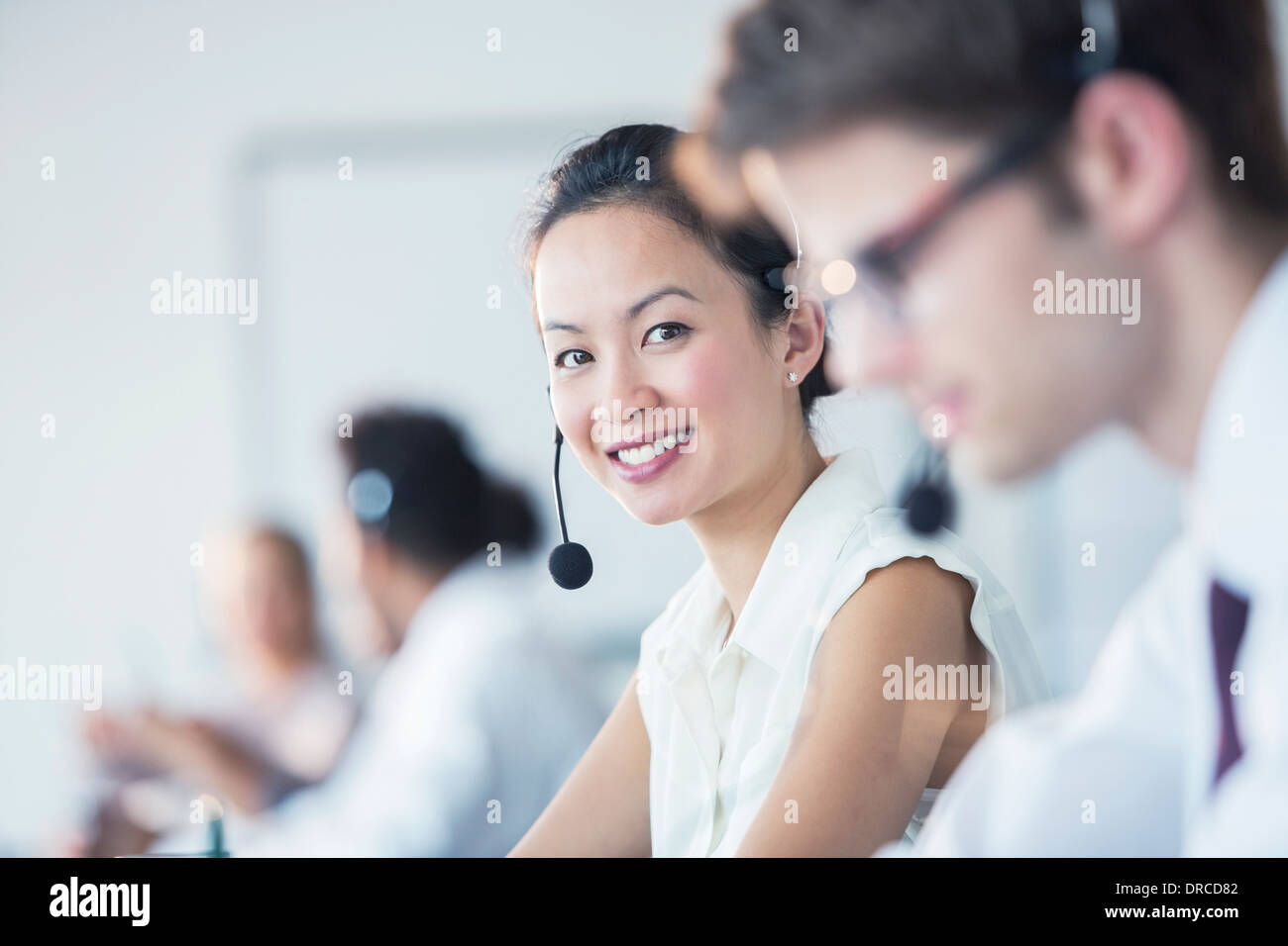 Geschäftsfrau tragen Kopfhörer im Büro Stockfoto