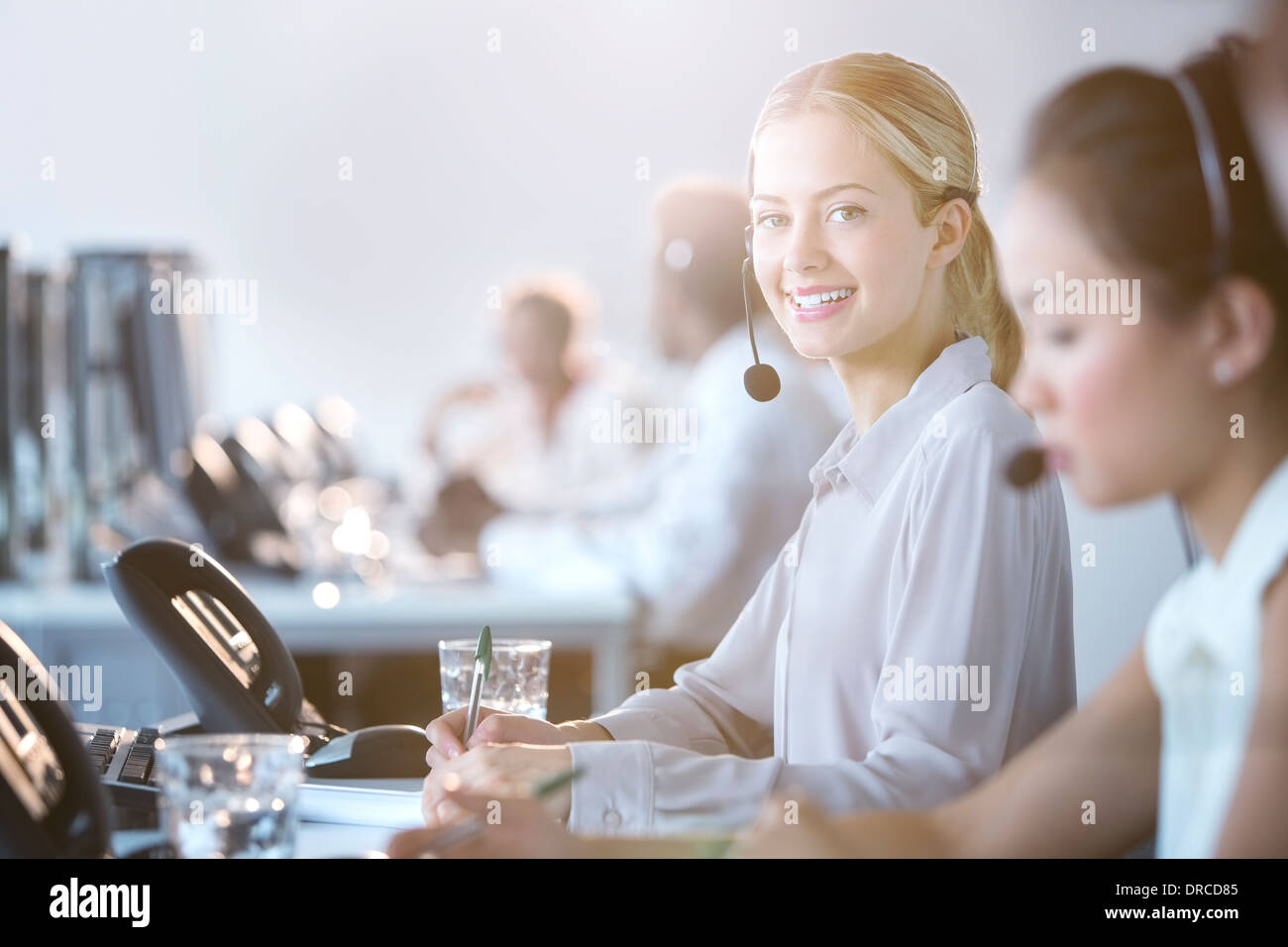 Geschäftsfrau tragen Kopfhörer im Büro Stockfoto