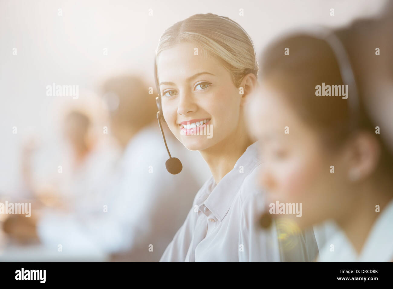 Geschäftsfrau tragen Kopfhörer im Büro Stockfoto