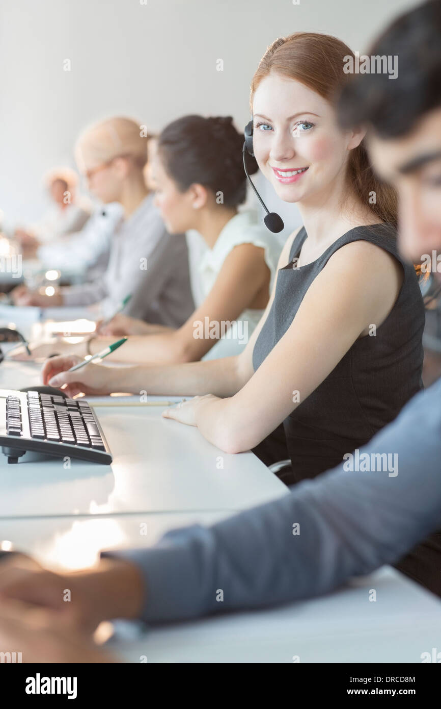 Geschäftsfrau tragen Kopfhörer im Büro Stockfoto