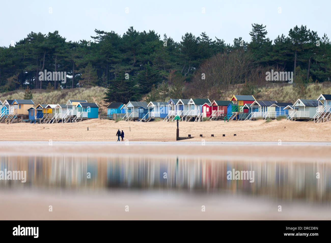 Brunnen neben das Meer Strand und Strand Hütten, North Norfolk, England, UK Stockfoto
