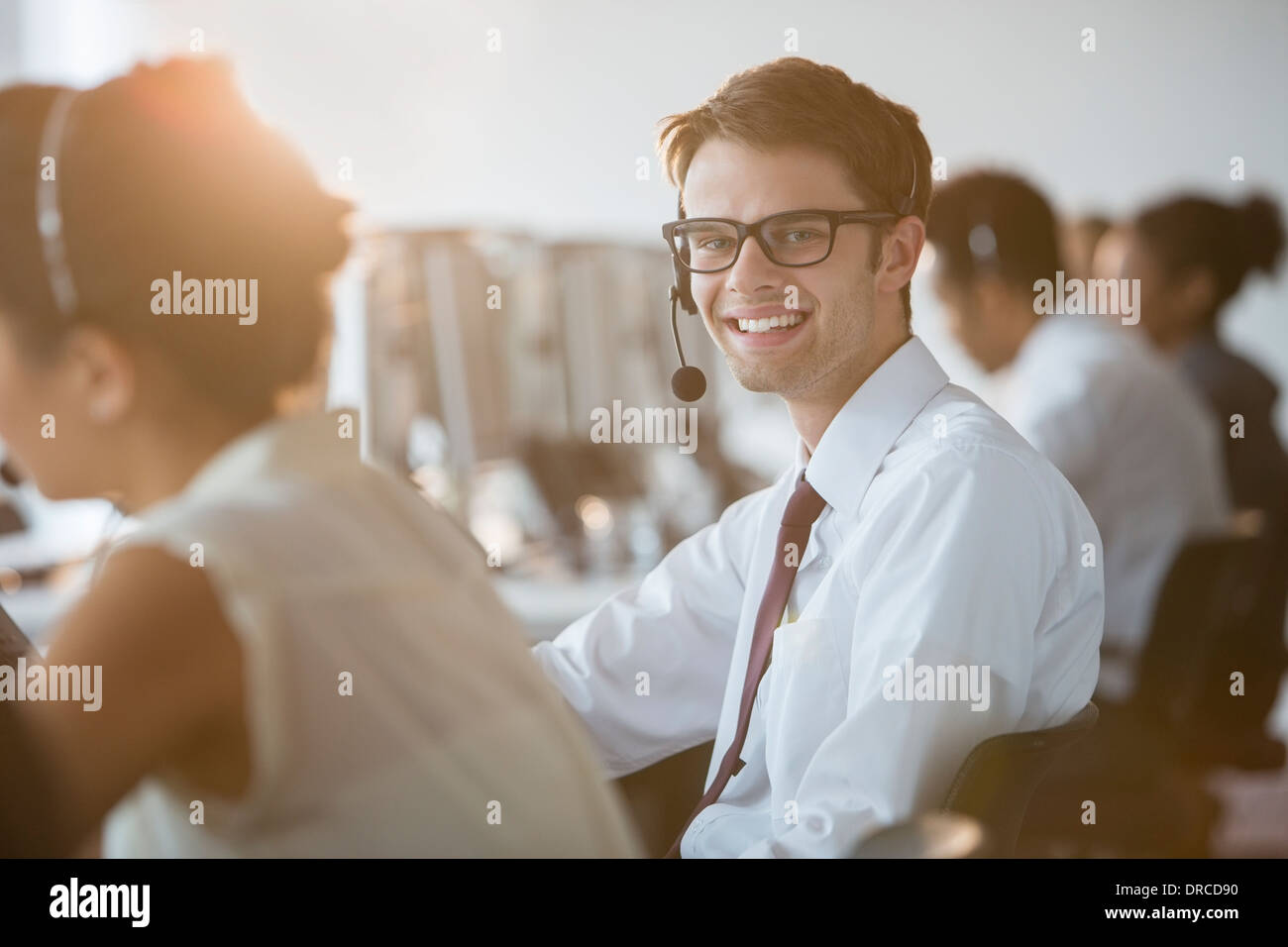 Unternehmer tragen Kopfhörer im Büro Stockfoto