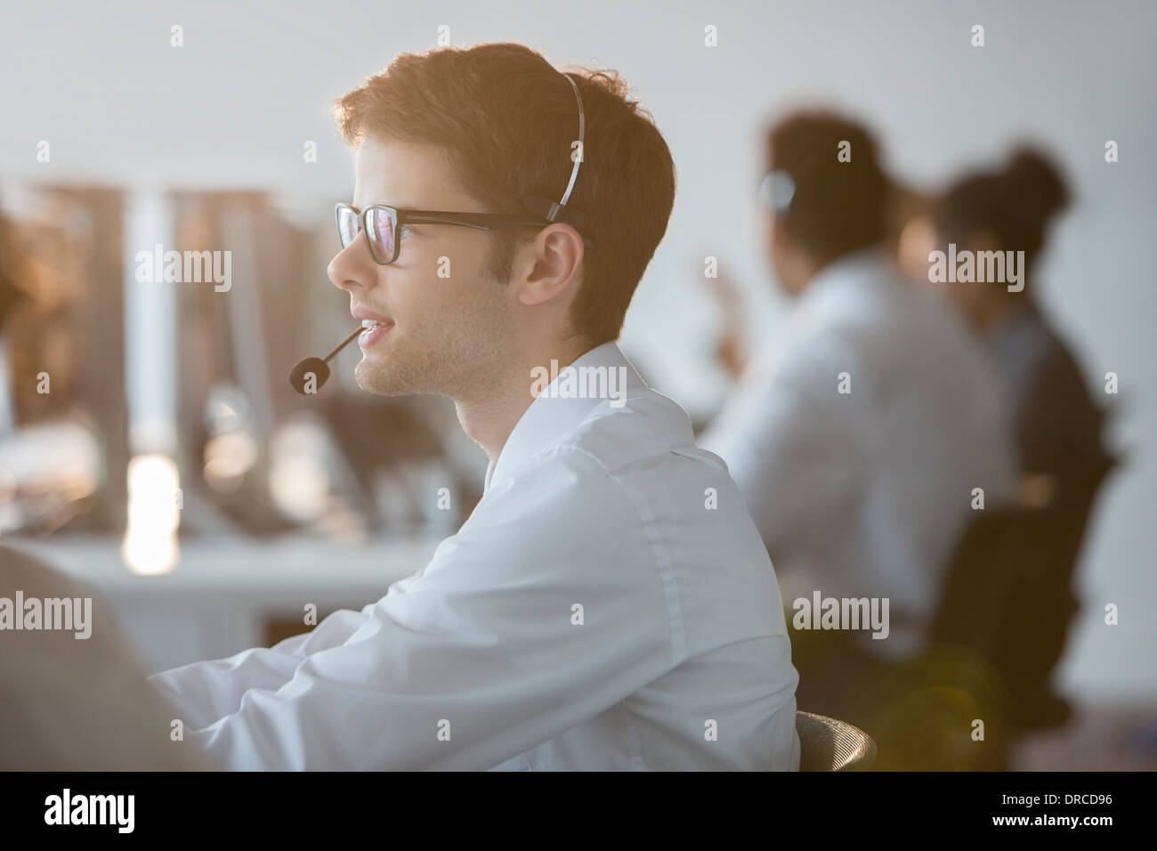 Unternehmer tragen Kopfhörer im Büro Stockfoto