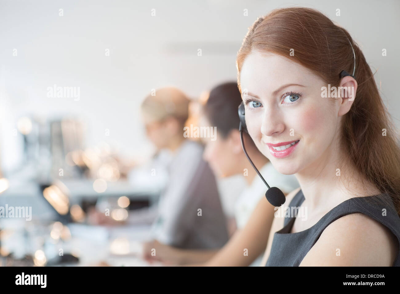 Geschäftsfrau tragen Kopfhörer im Büro Stockfoto