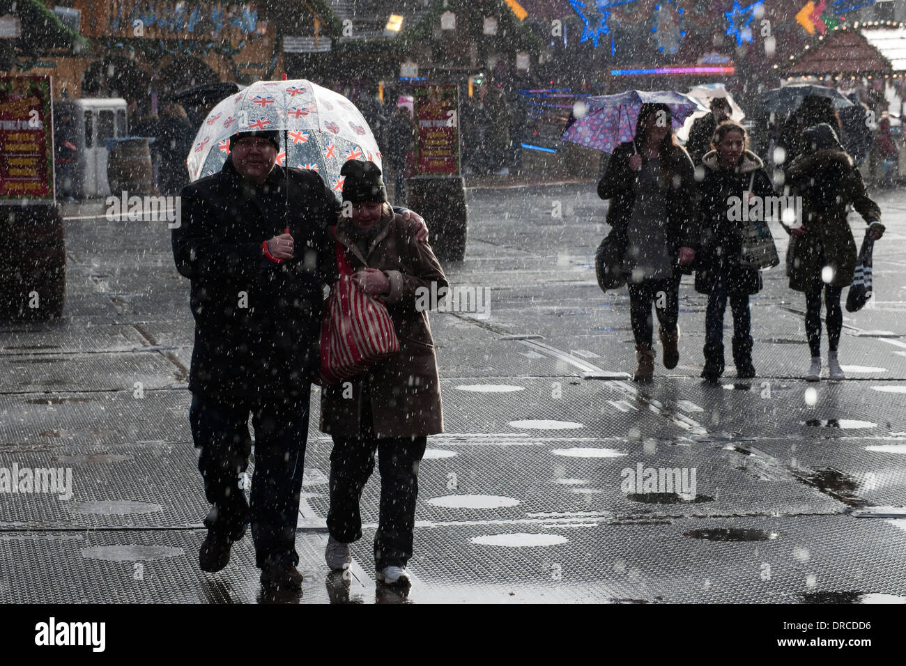 Menschen gehen bei starkem Regen. Stockfoto