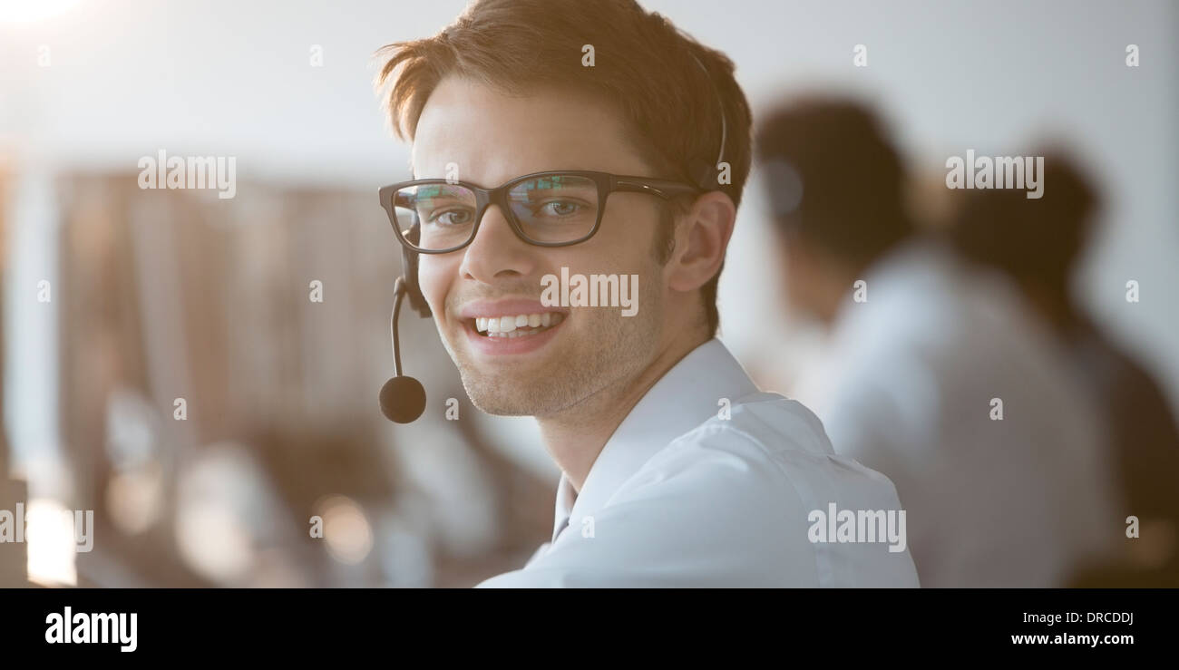 Unternehmer tragen Kopfhörer im Büro Stockfoto