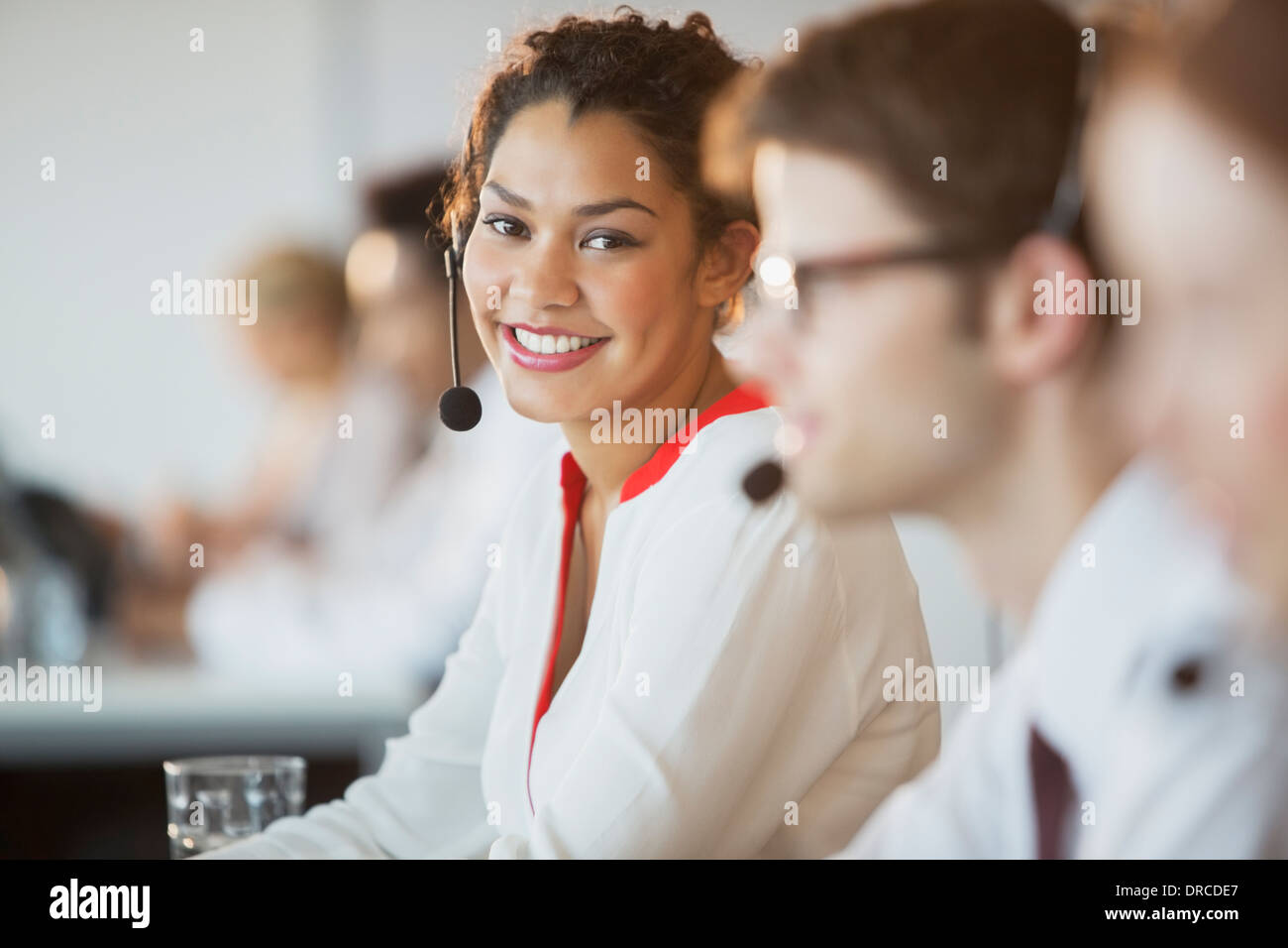 Geschäftsfrau tragen Kopfhörer im Büro Stockfoto