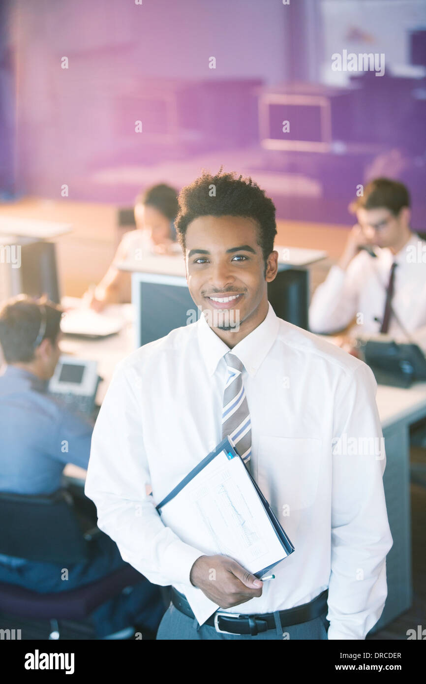 Geschäftsmann lächelnd in Büro Stockfoto