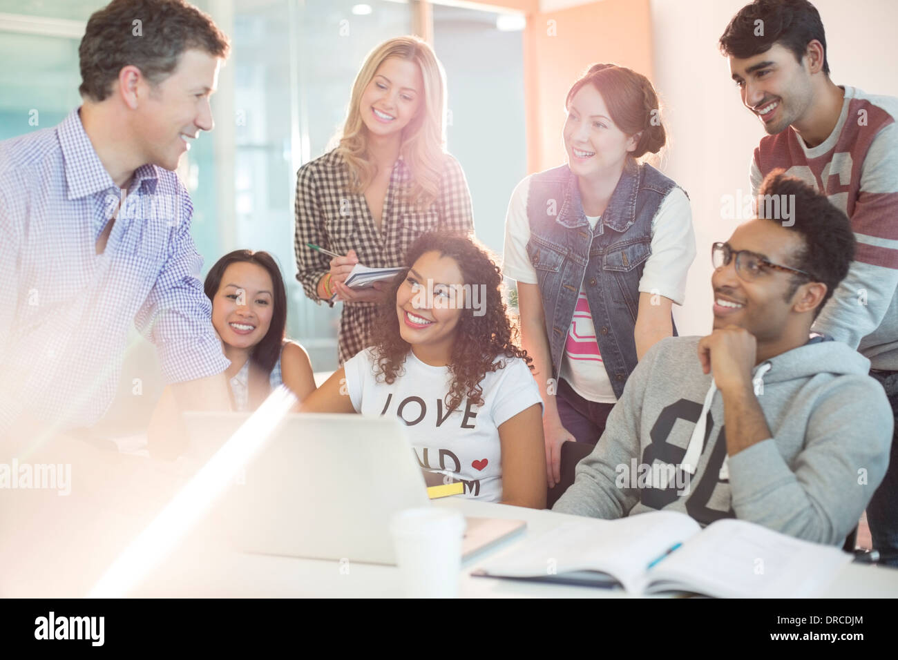 Studenten im Gespräch mit Lehrer im Klassenzimmer Stockfoto