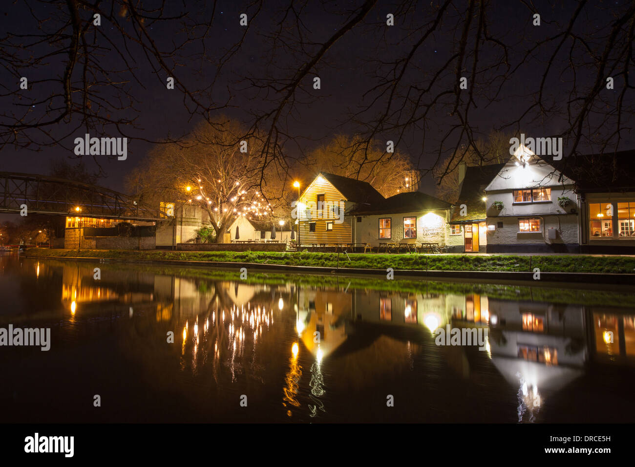 Fort St George Pub auf dem Fluss Cam, Cambridge in der Nacht. Stockfoto