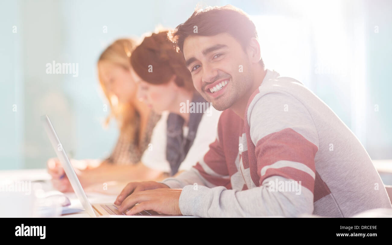 Uni-Student lächelnd im Klassenzimmer Stockfoto