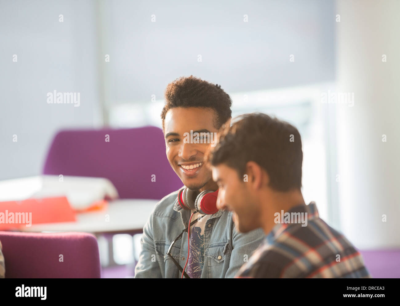Studenten sprechen in lounge Stockfoto