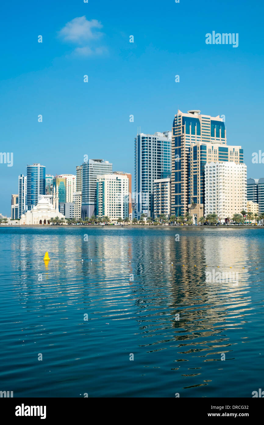 Skyline von Sharjah mit modernen Hochhäuser in Vereinigte Arabische Emirate Stockfoto