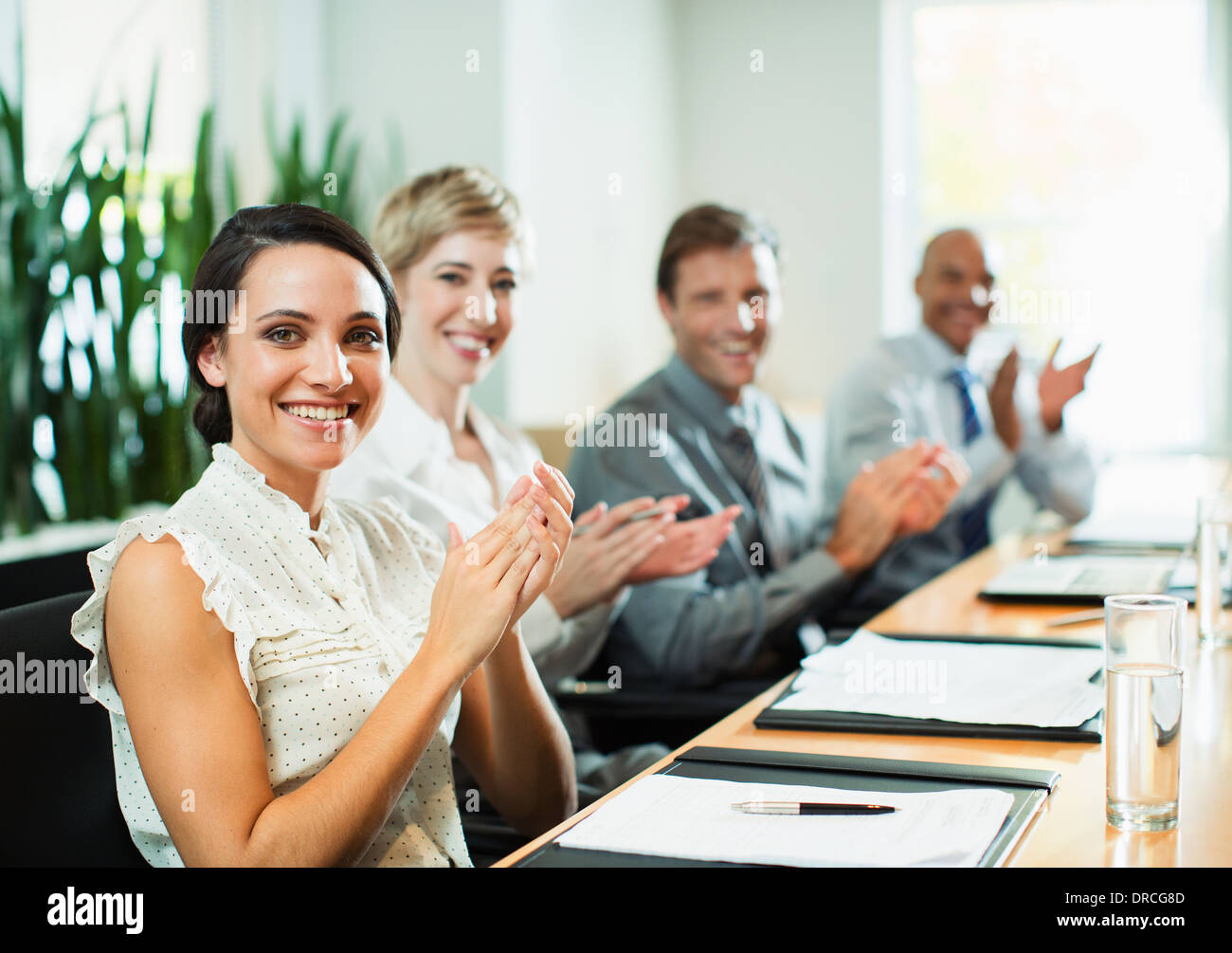 Business-Leute klatschten in treffen Stockfoto