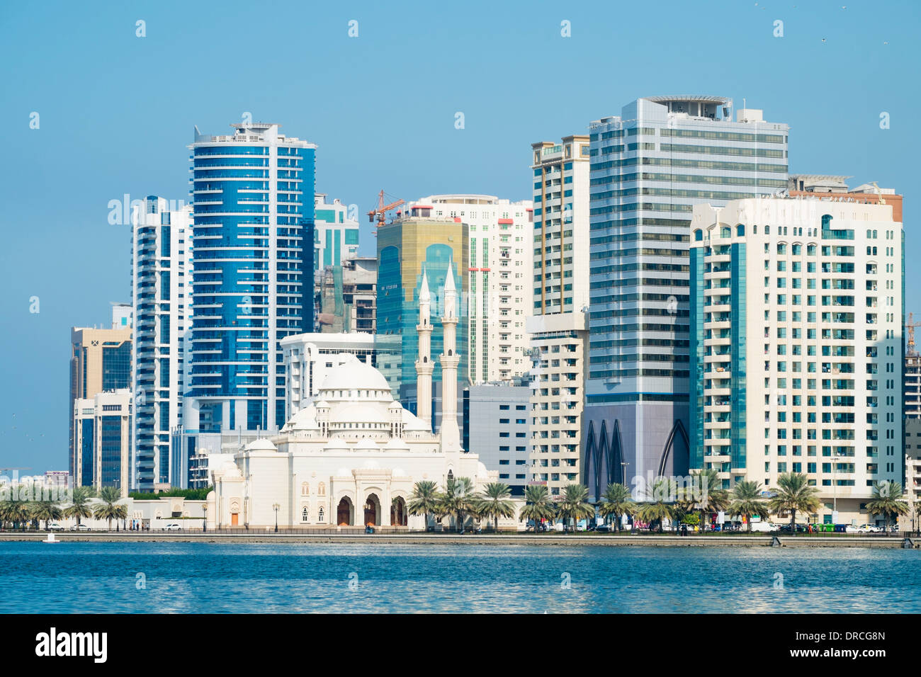 Skyline von Sharjah mit modernen Hochhäuser in Vereinigte Arabische Emirate Stockfoto