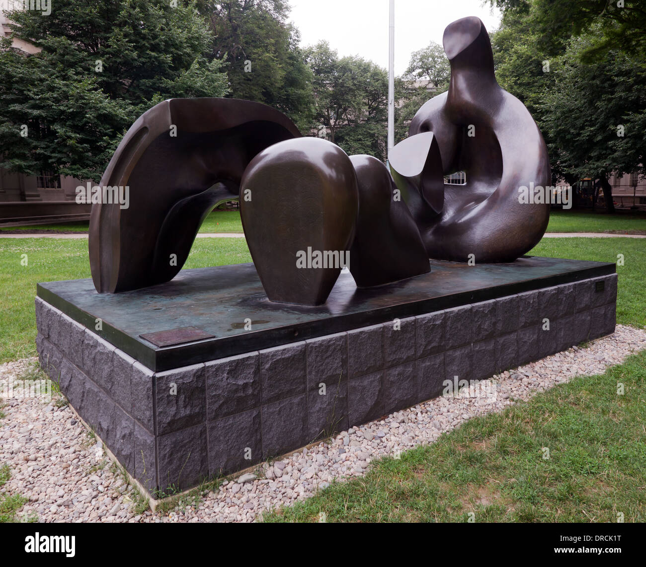 Liegende Figur, eine Bronze-Skulptur von Henry Moor, auf dem Campus MIT, Cambridge, Massachusetts, USA. Stockfoto