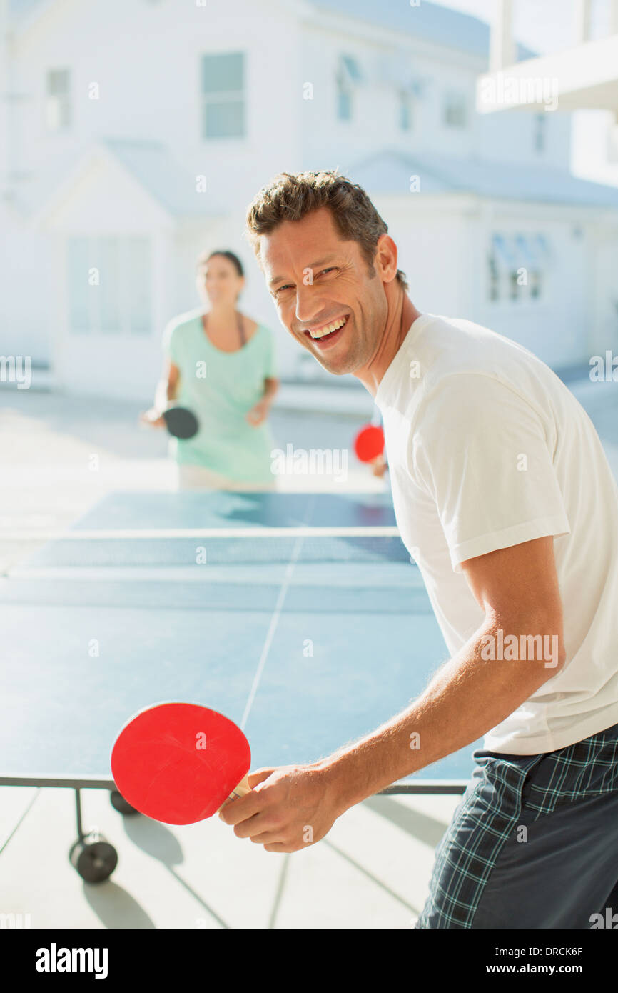 Paar spielen Tischtennis im freien Stockfoto