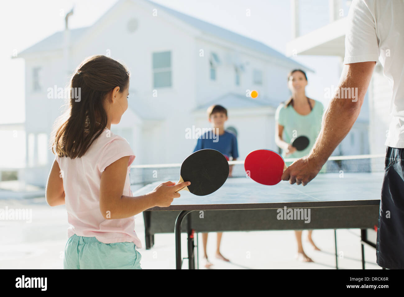 Kinder Spielen Tischtennis Stockfotos Und Bilder Kaufen Alamy