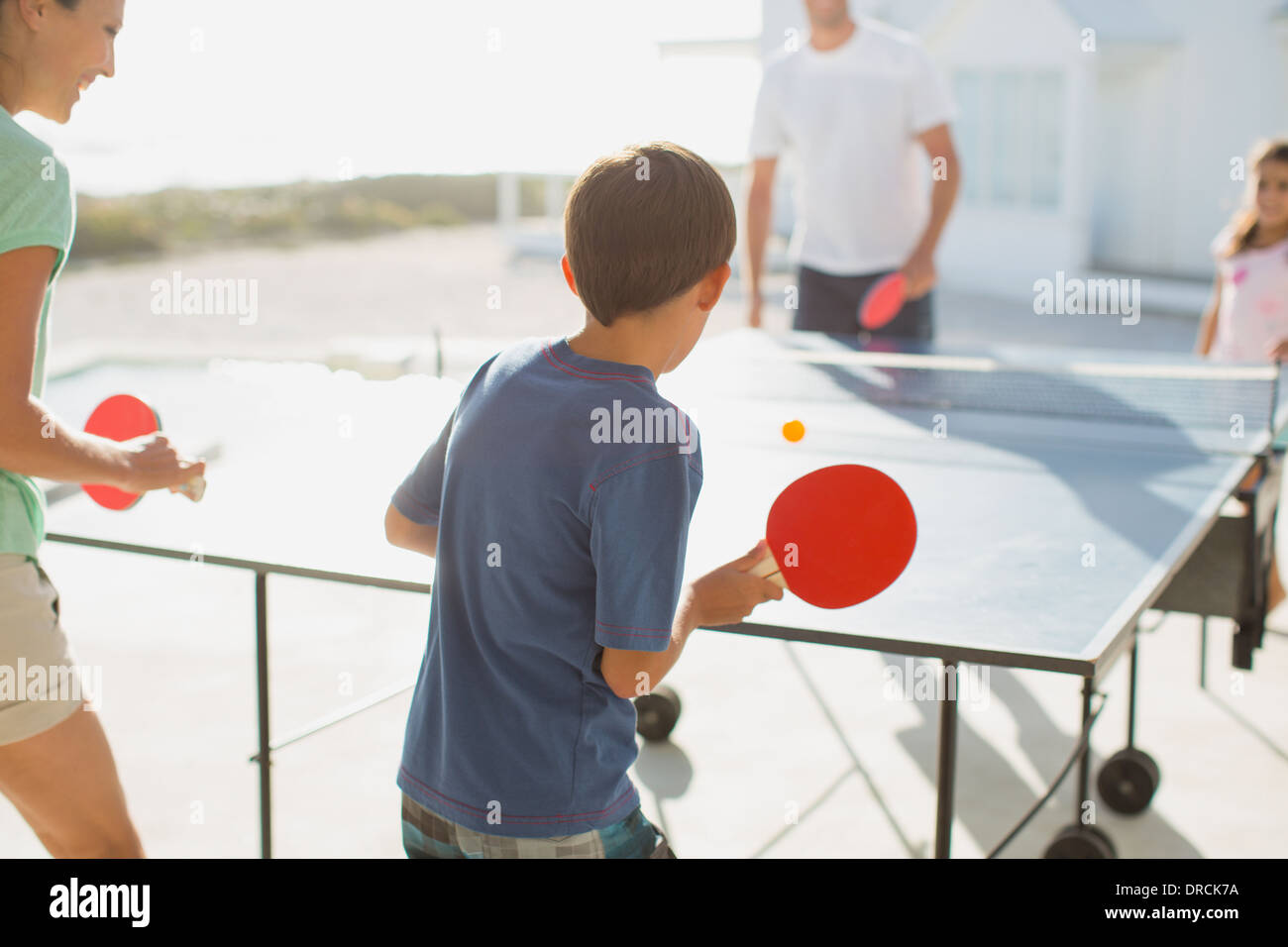 Kinder Spielen Tischtennis Stockfotos Und Bilder Kaufen Alamy