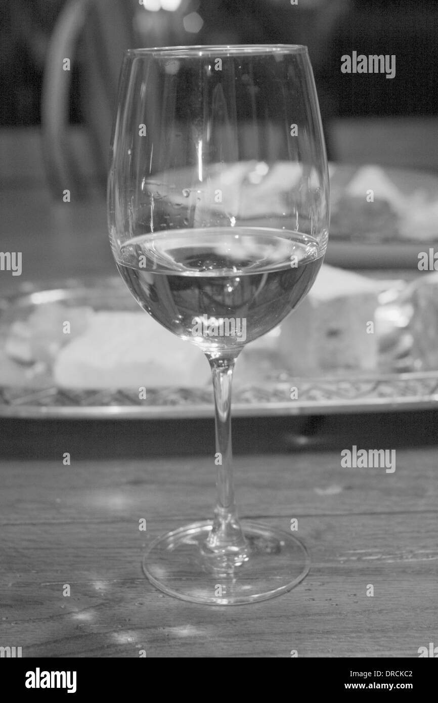 Weißwein in einem Glas Stockfoto