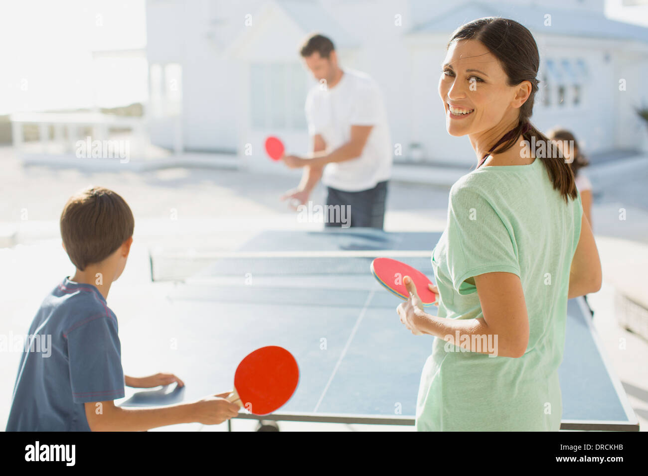 Familie zusammen Tischtennis zu spielen, die im freien Stockfoto