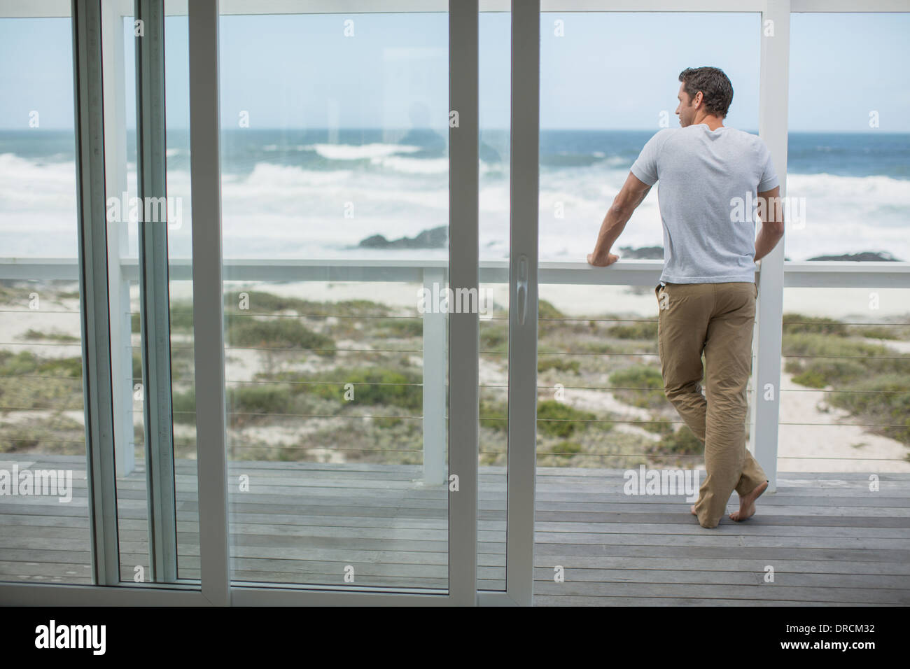 Mann sucht im Ocean View vom deck Stockfoto
