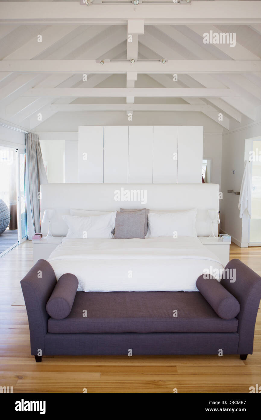 Sofa und Bett im modernen Schlafzimmer Stockfoto